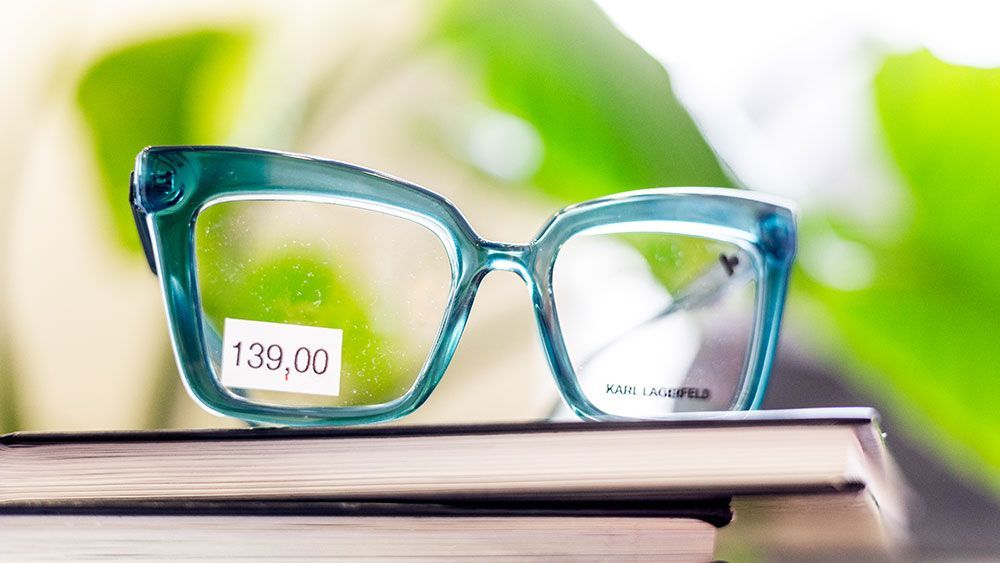 Auf einem Stapel Bücher liegt eine Brille.