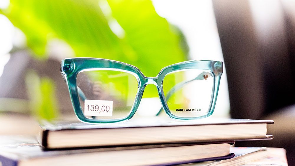 Auf einem Stapel Bücher liegt eine Brille.