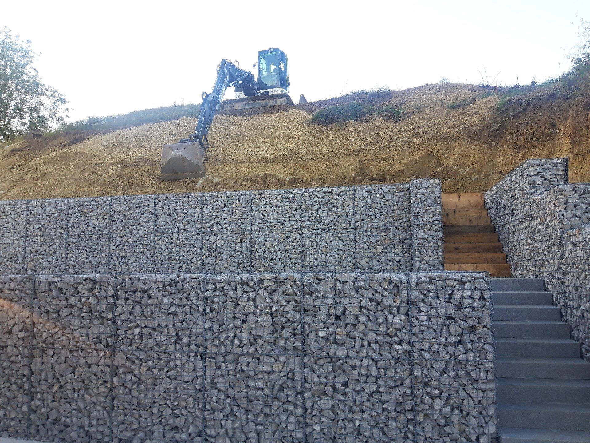 Mur en pierres et grillages