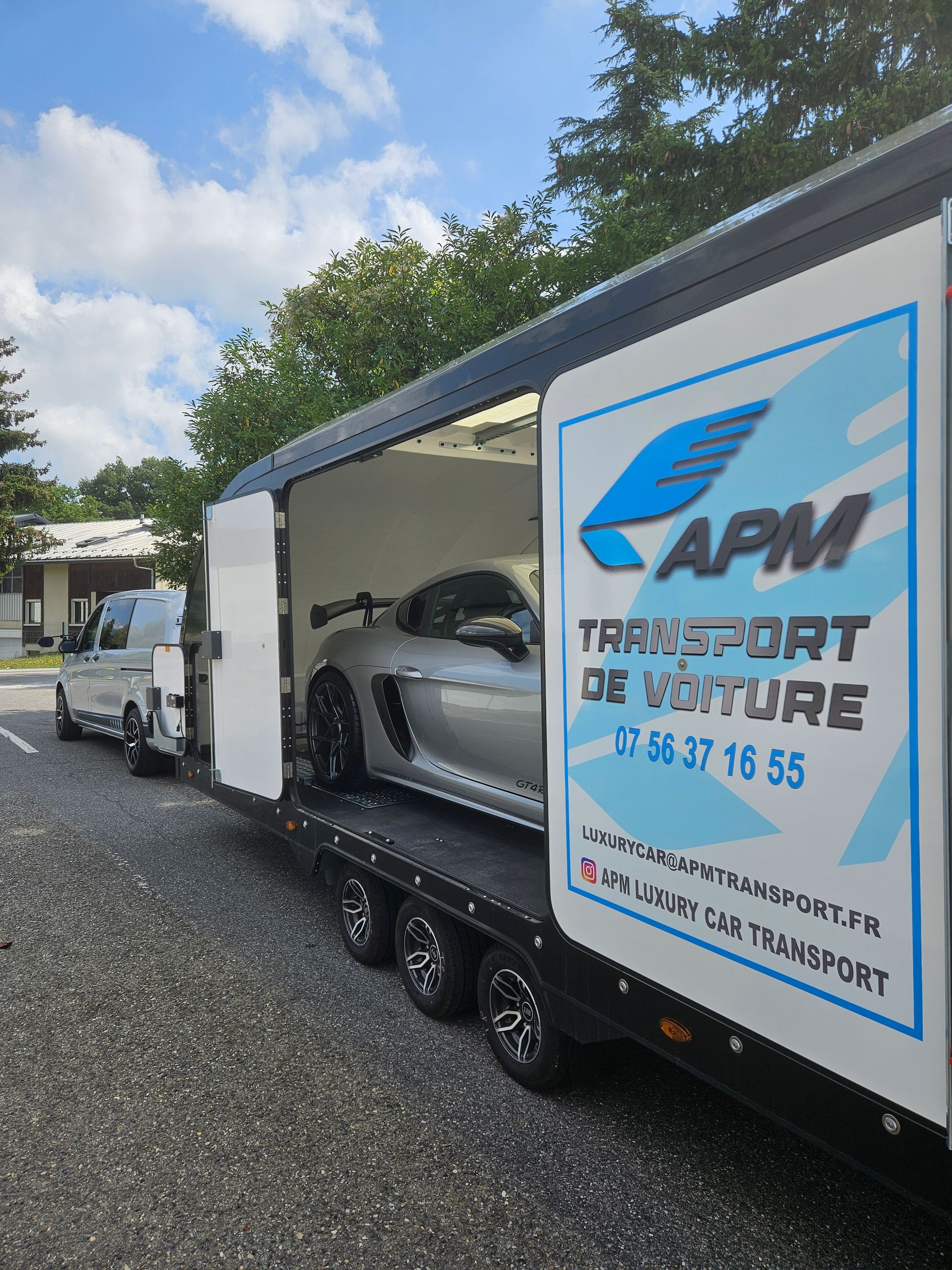 Une voiture de sport argentée est transportée dans une remorque.