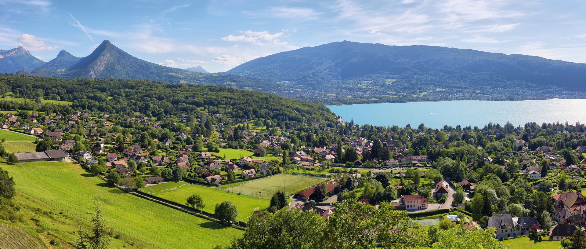 Vue pittoresque d'un village niché dans une vallée verdoyante.
