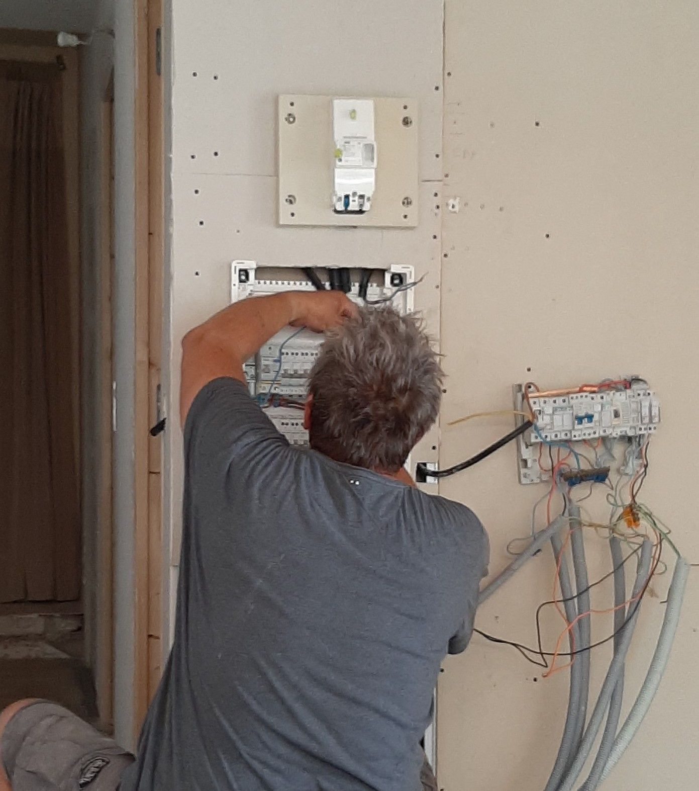 Dépanneur sur un compteur électrique