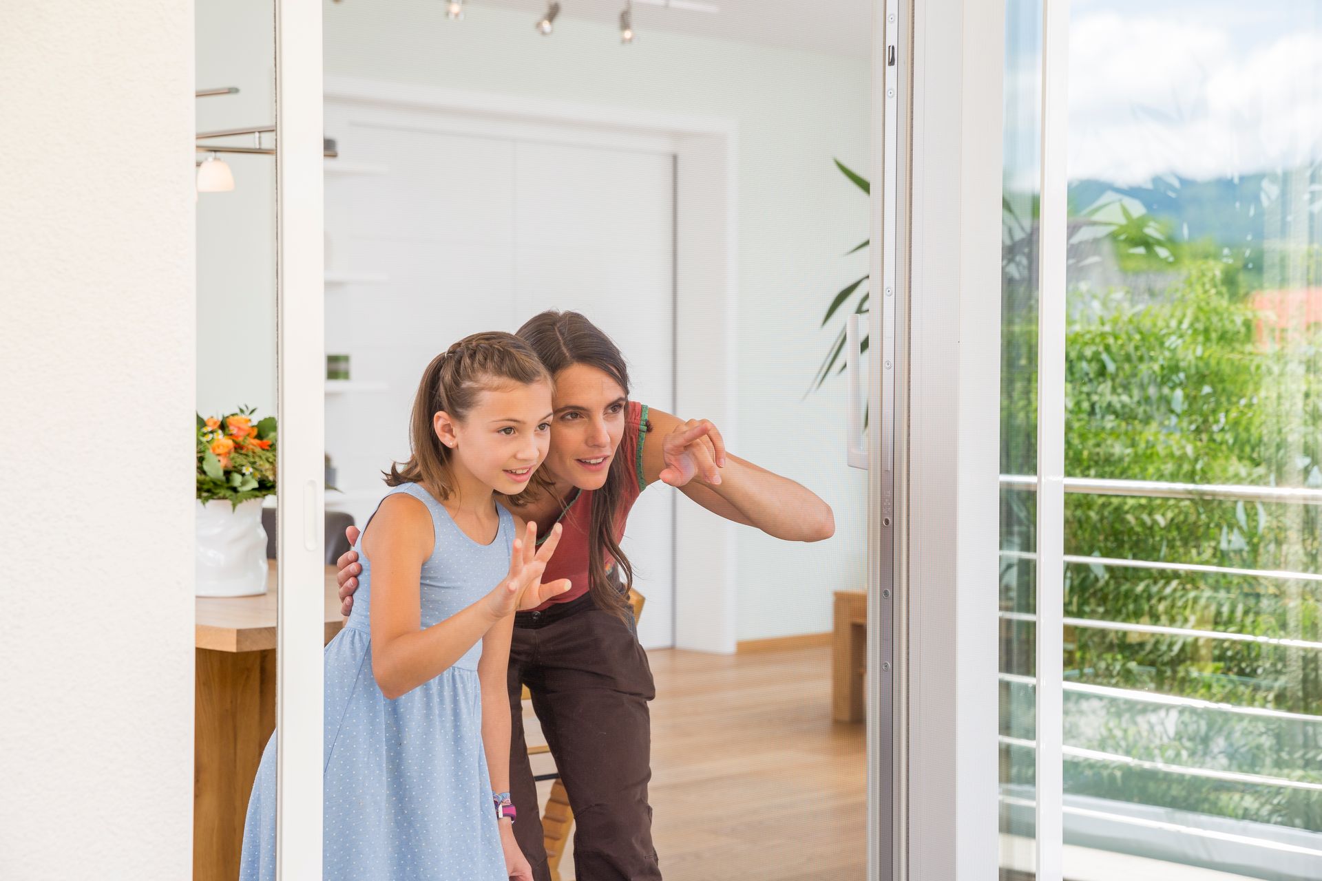 Mann setzt Insektengitter in Fensterrahmen