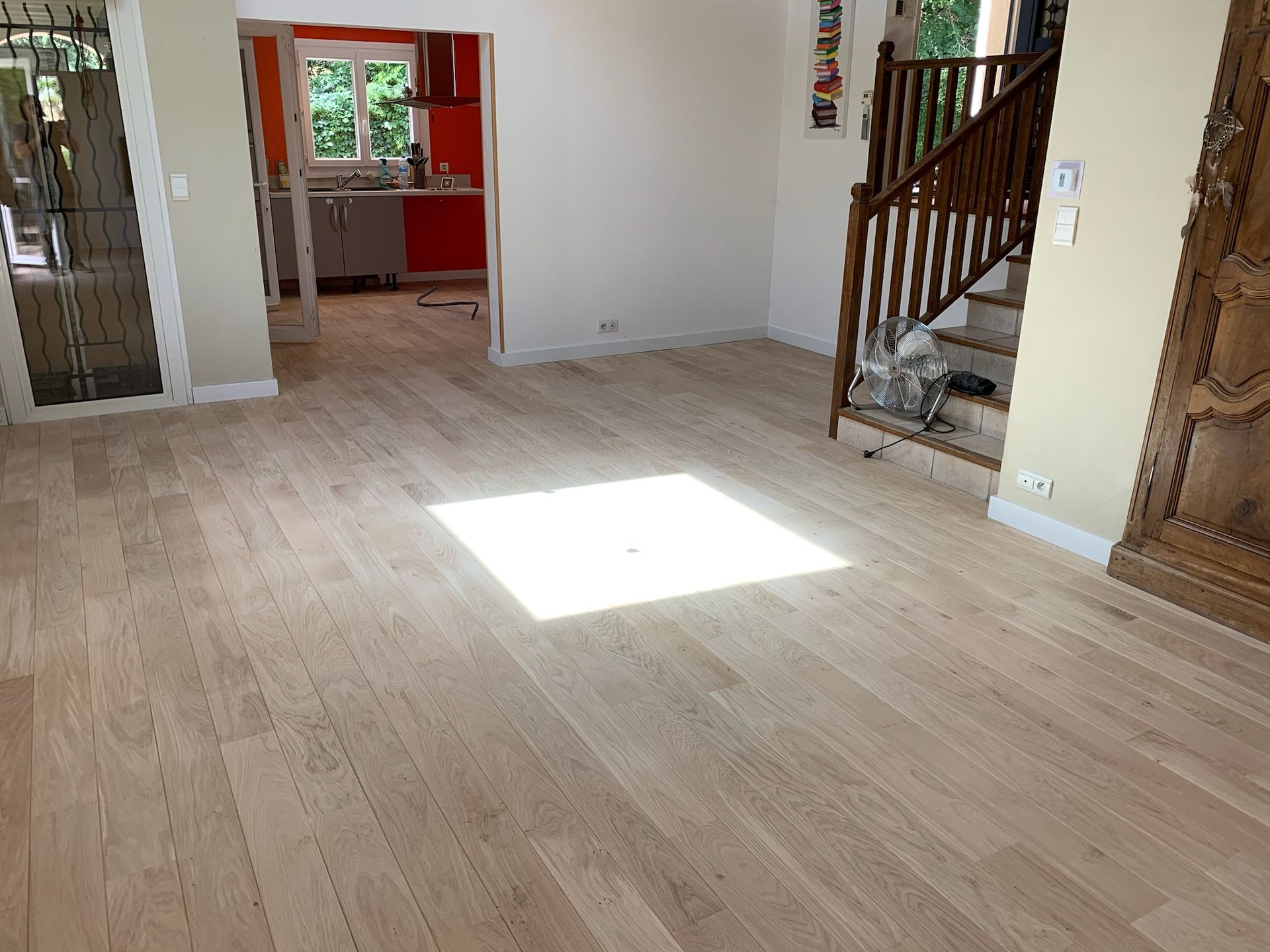 Couple assis sur un parquet