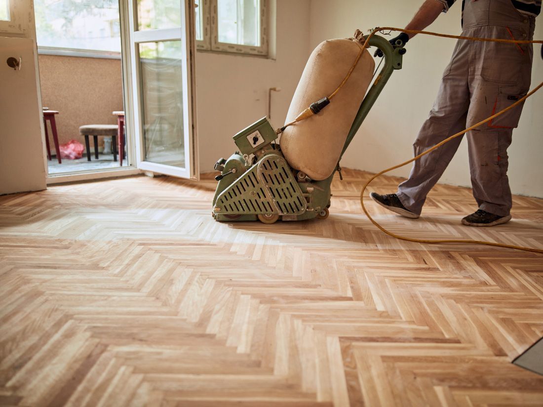 Ouvrier ponçant le parquet