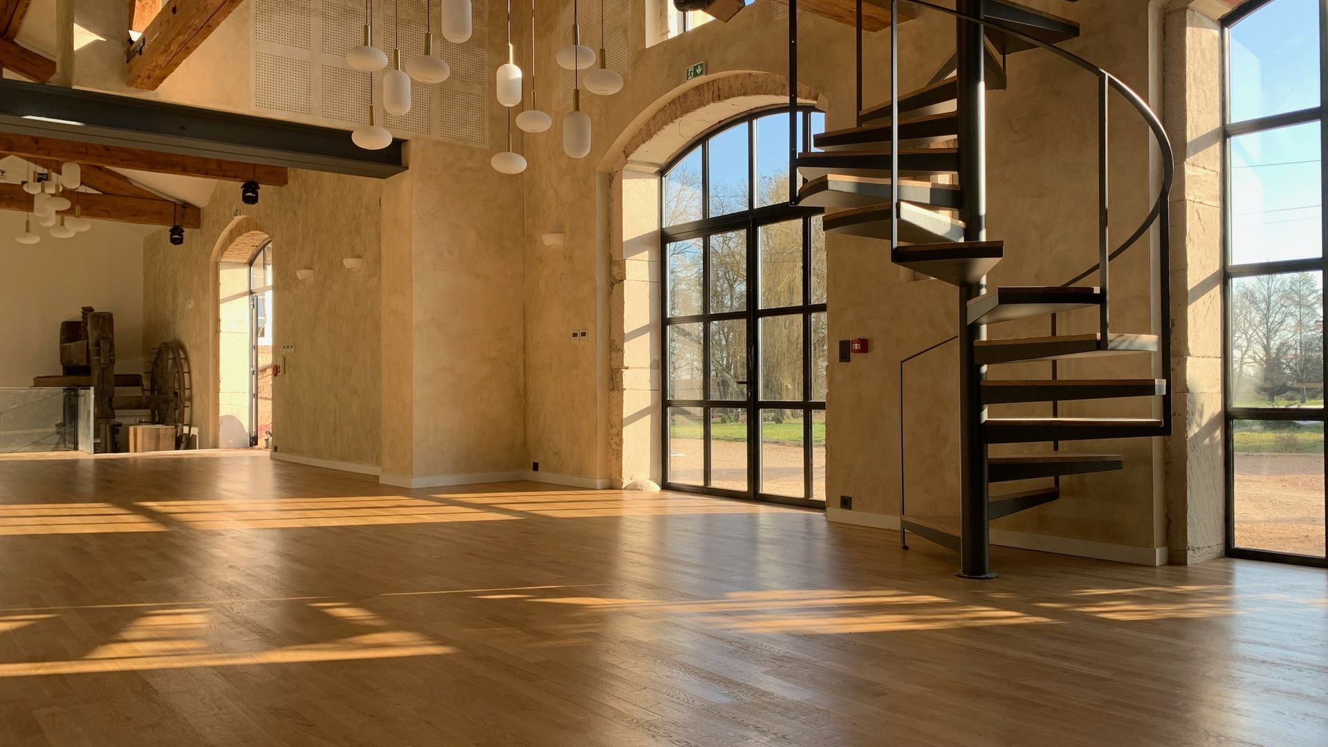 Salon avec plancher bois