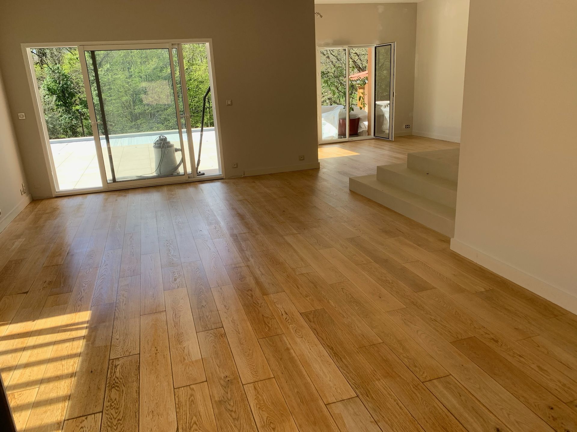 Salon avec plancher bois