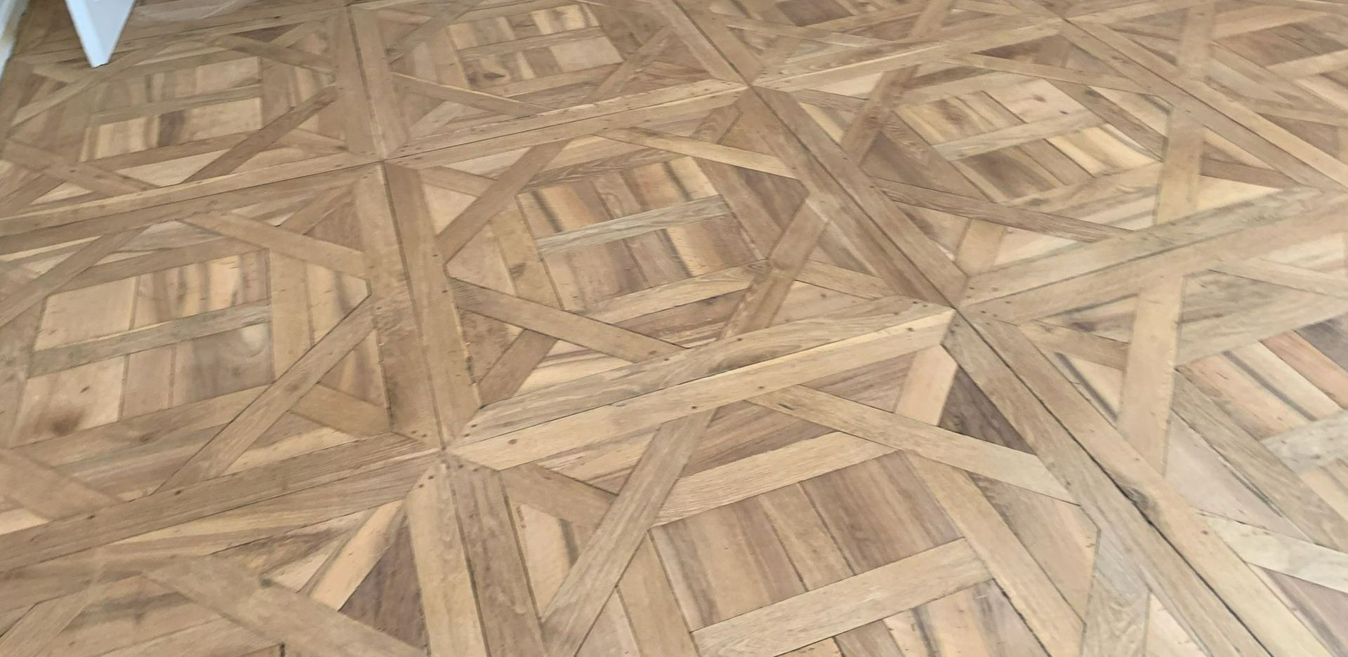Ouvrier ponçant le parquet