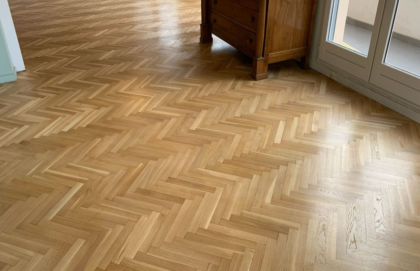 Homme en train de poncer un parquet