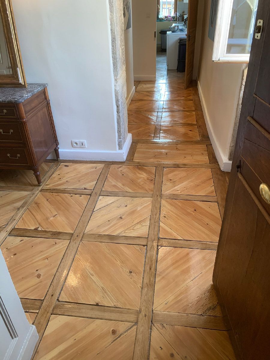 Restauration d'un parquet ancien dans un couloir