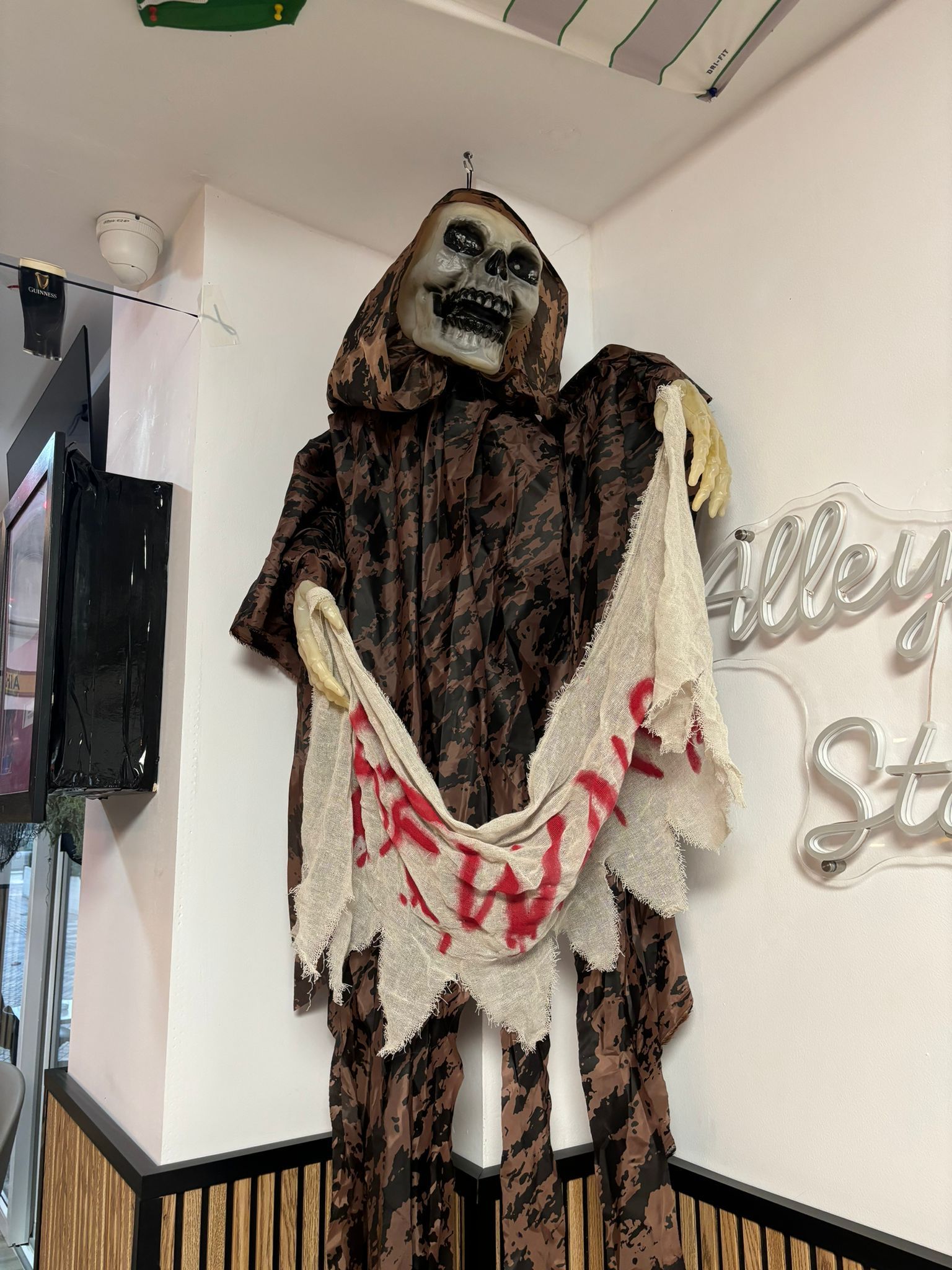 Un esqueleto cuelga del techo de una habitación.