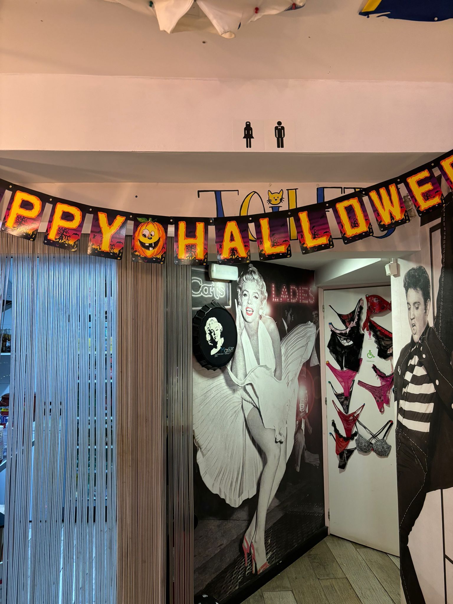 Una habitación con una pancarta que dice feliz Halloween.