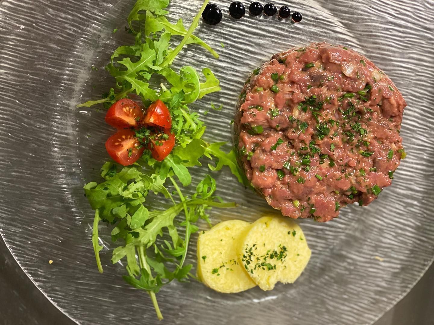 assiette de salade et tartare