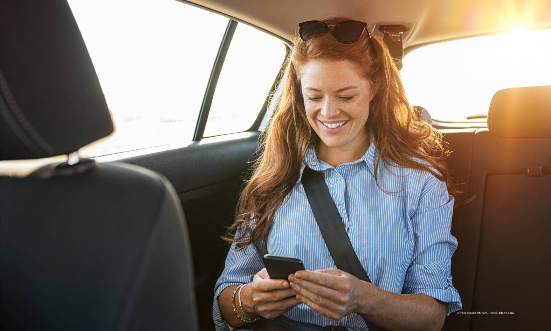 Eine Frau sitzt im Taxi