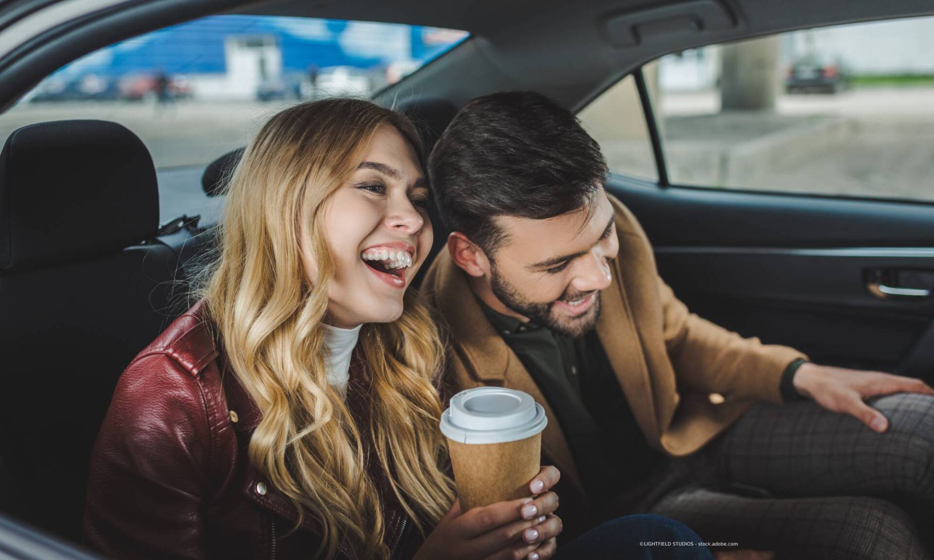 Eine Frau und ein Mann im Taxi