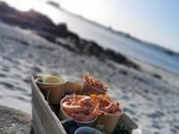 Petites coupelles de crevettes sur la plage