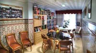 Una sala de estar con una mesa y sillas.