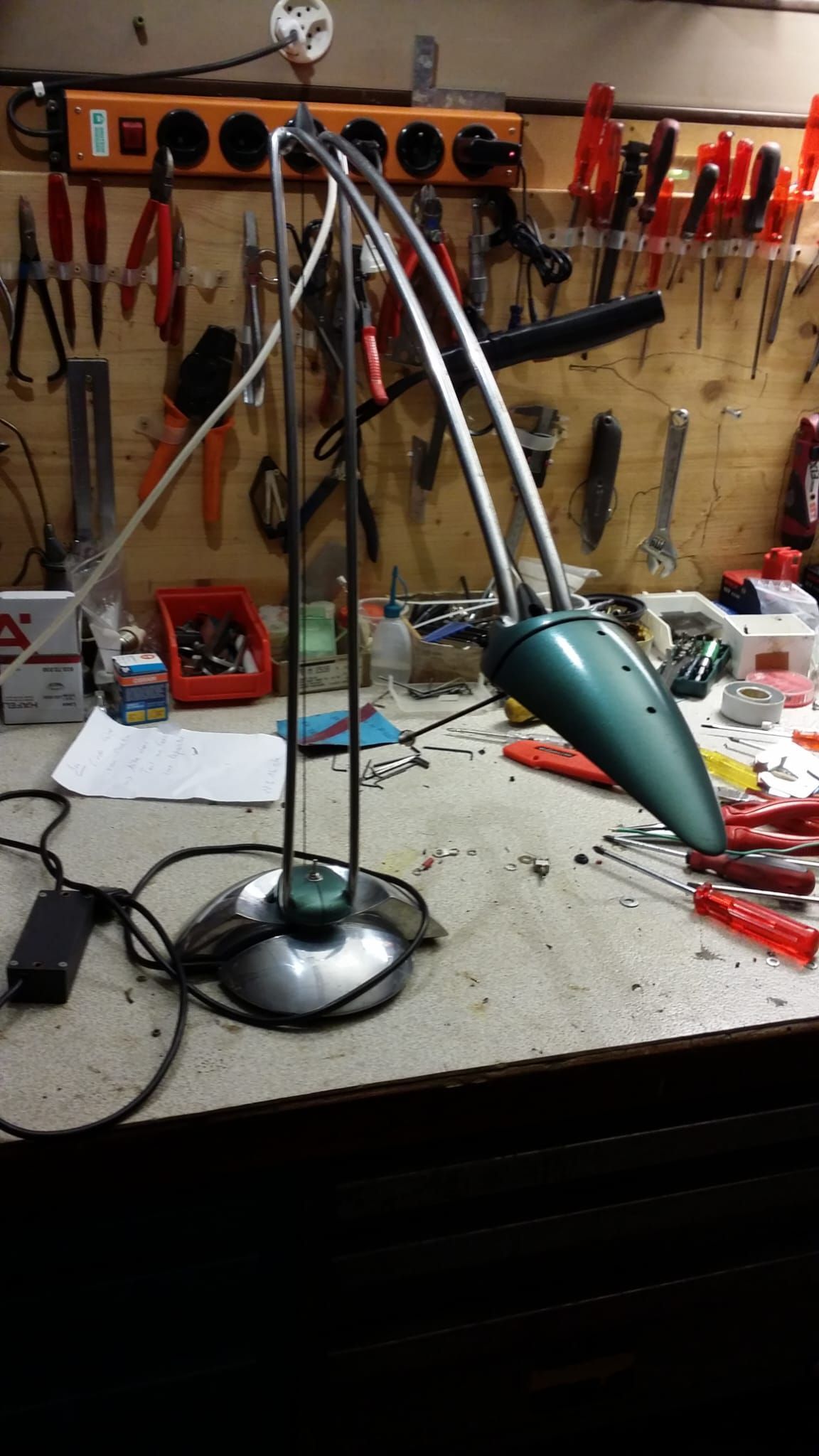 Reparatur von Schreibtischlampe