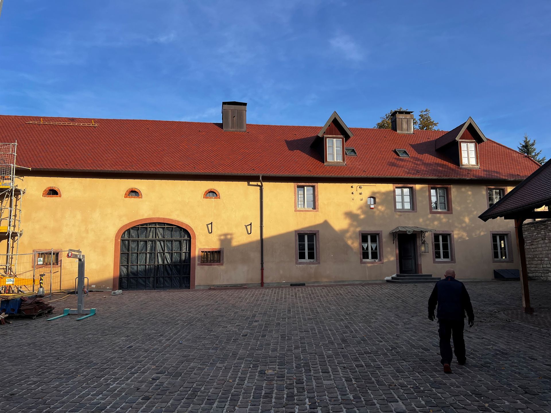 Maison ancienne avec toiture terminée