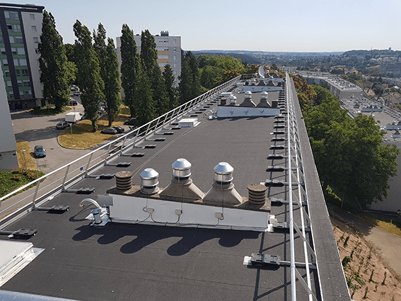 Toiture plate avec revêtement bitumé