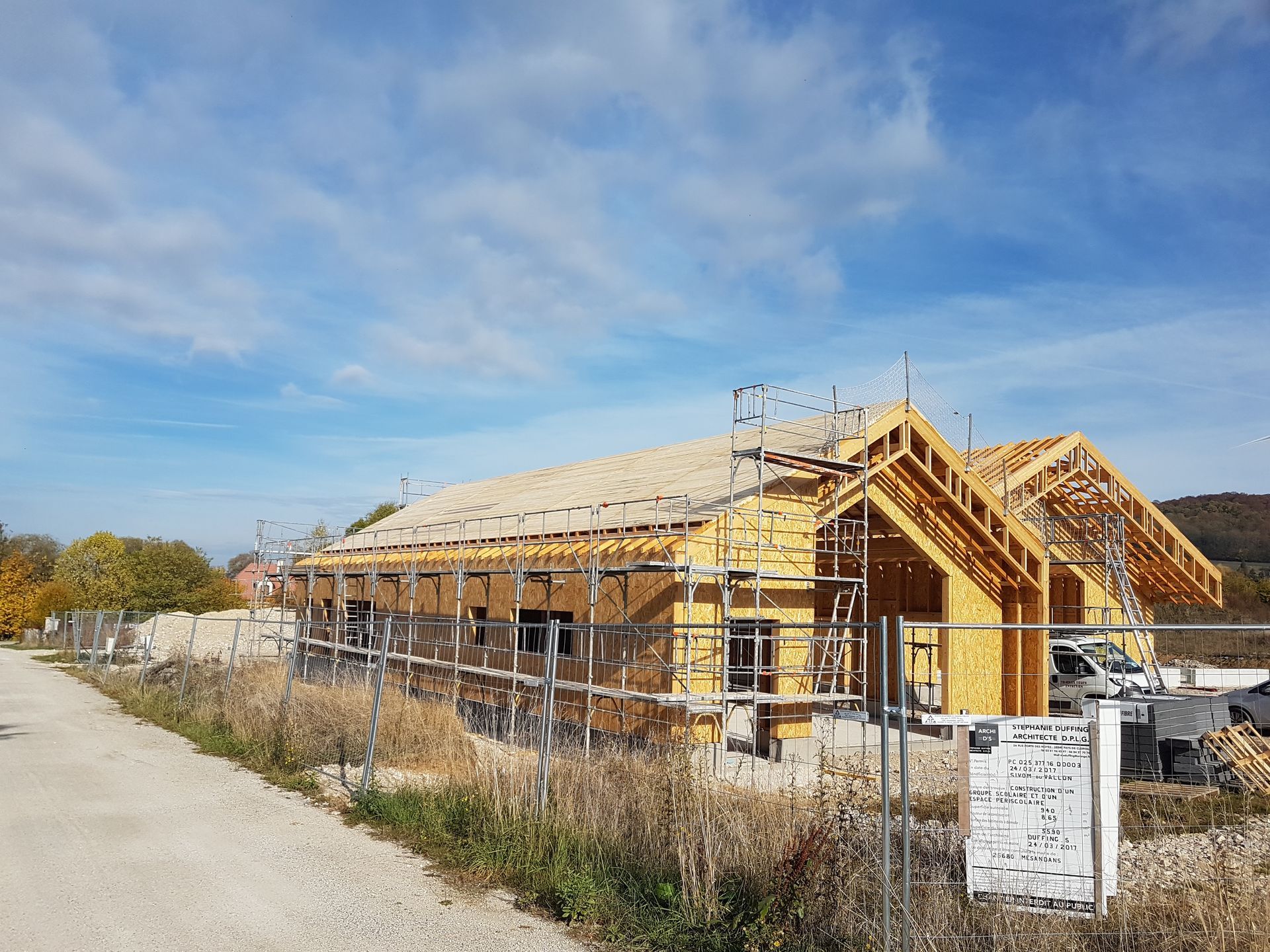 Grande bâtisse avec échafaudage tout autour