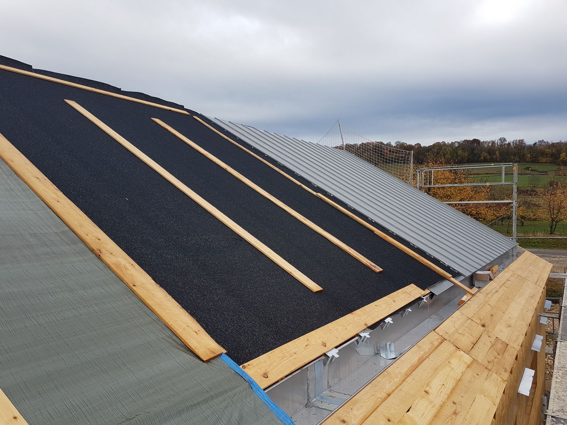 Plaque de béton posé sur une toiture pentue pour réaliser l'isolation