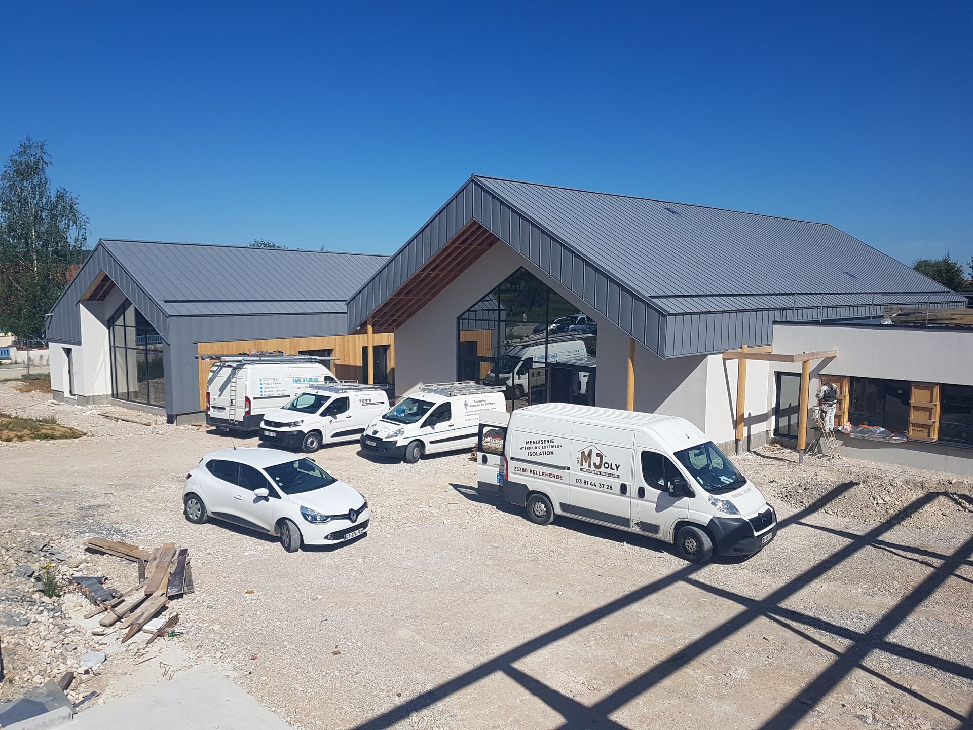 Bâtiment de collectivité avec toiture en bac acier