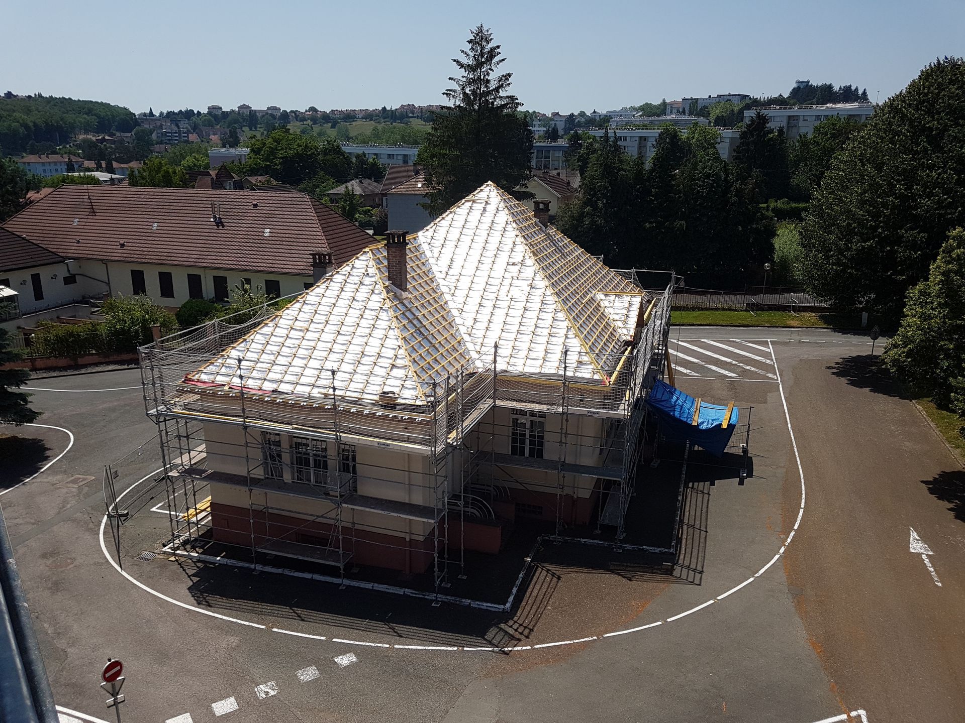 Vue aérienne d'une maison dont la toiture est refaite