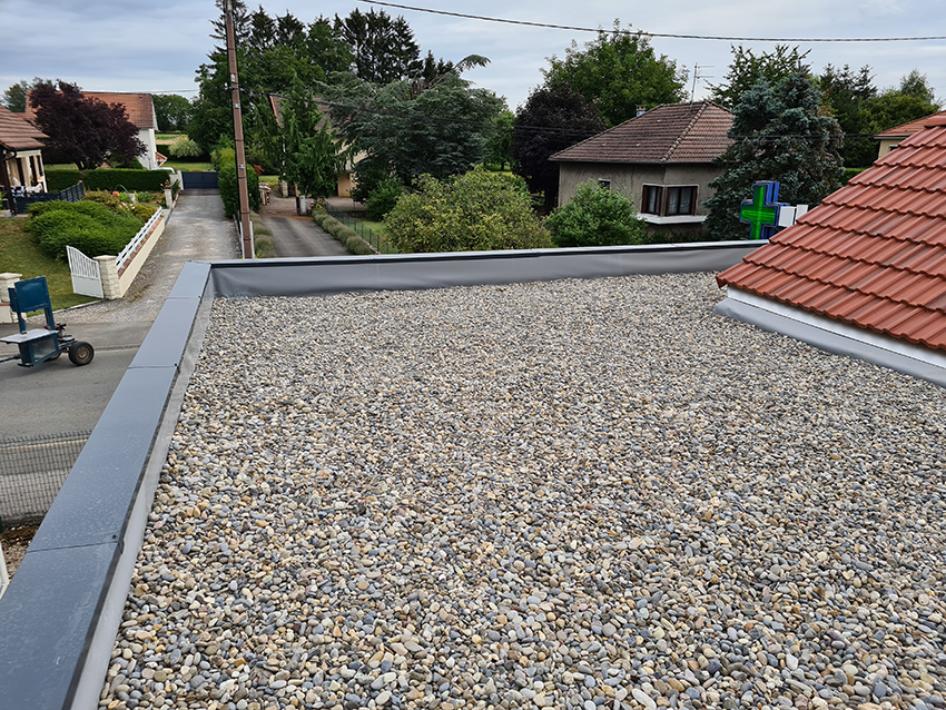 Toiture plate avec revêtement en graviers