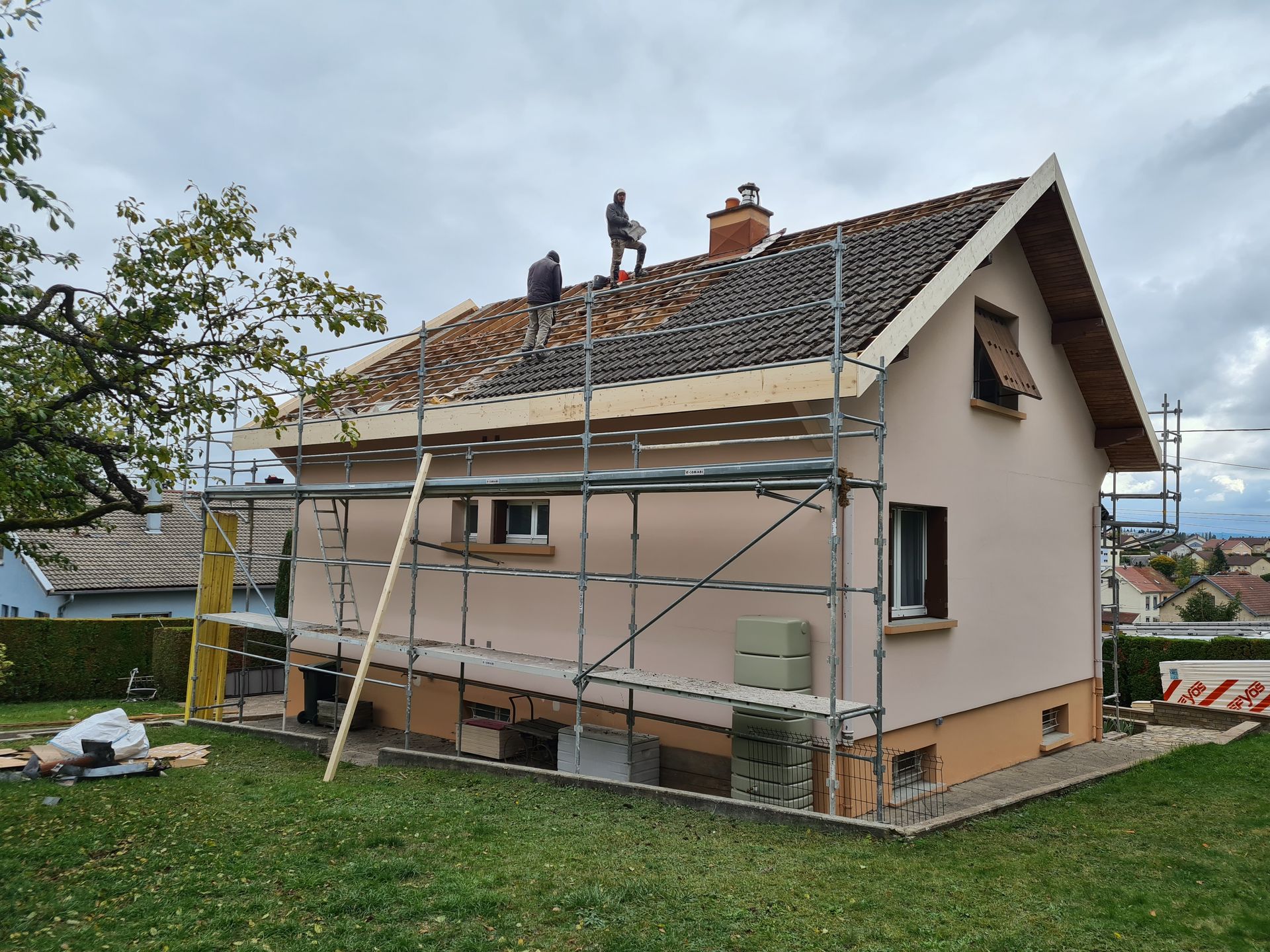 Rénovation d'une toiture de maison en tuile 2