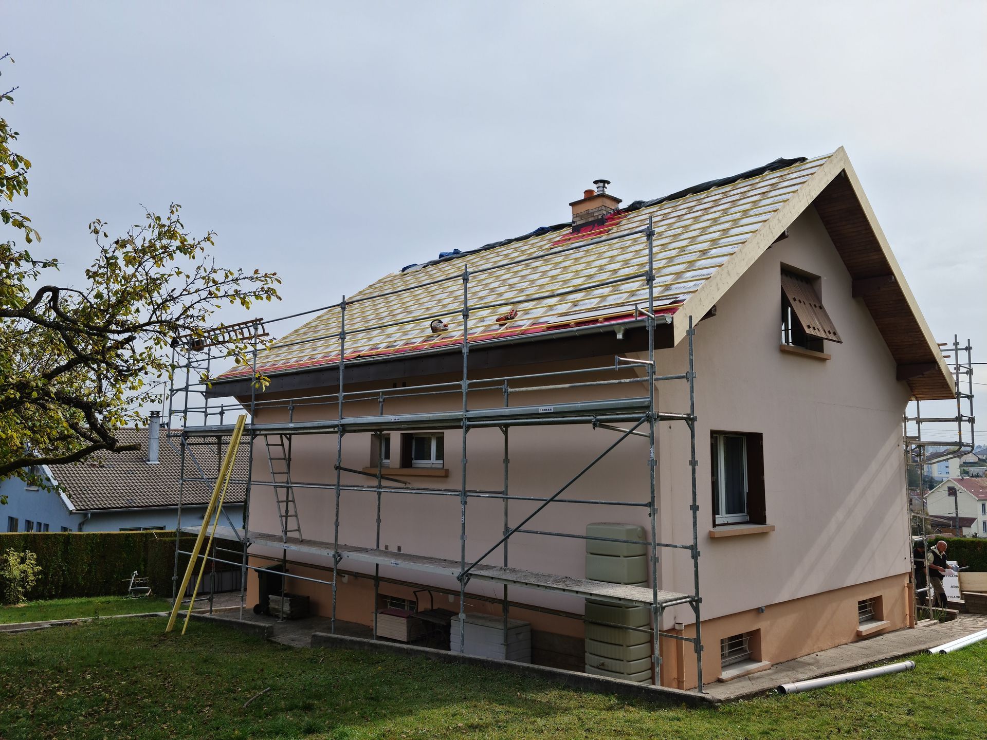 Rénovation d'une toiture de maison en tuile 1