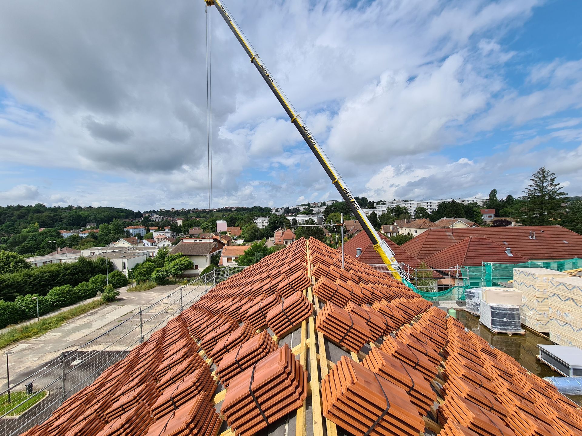 Photo prise depuis le faitage d'un toit en cours de rénovation