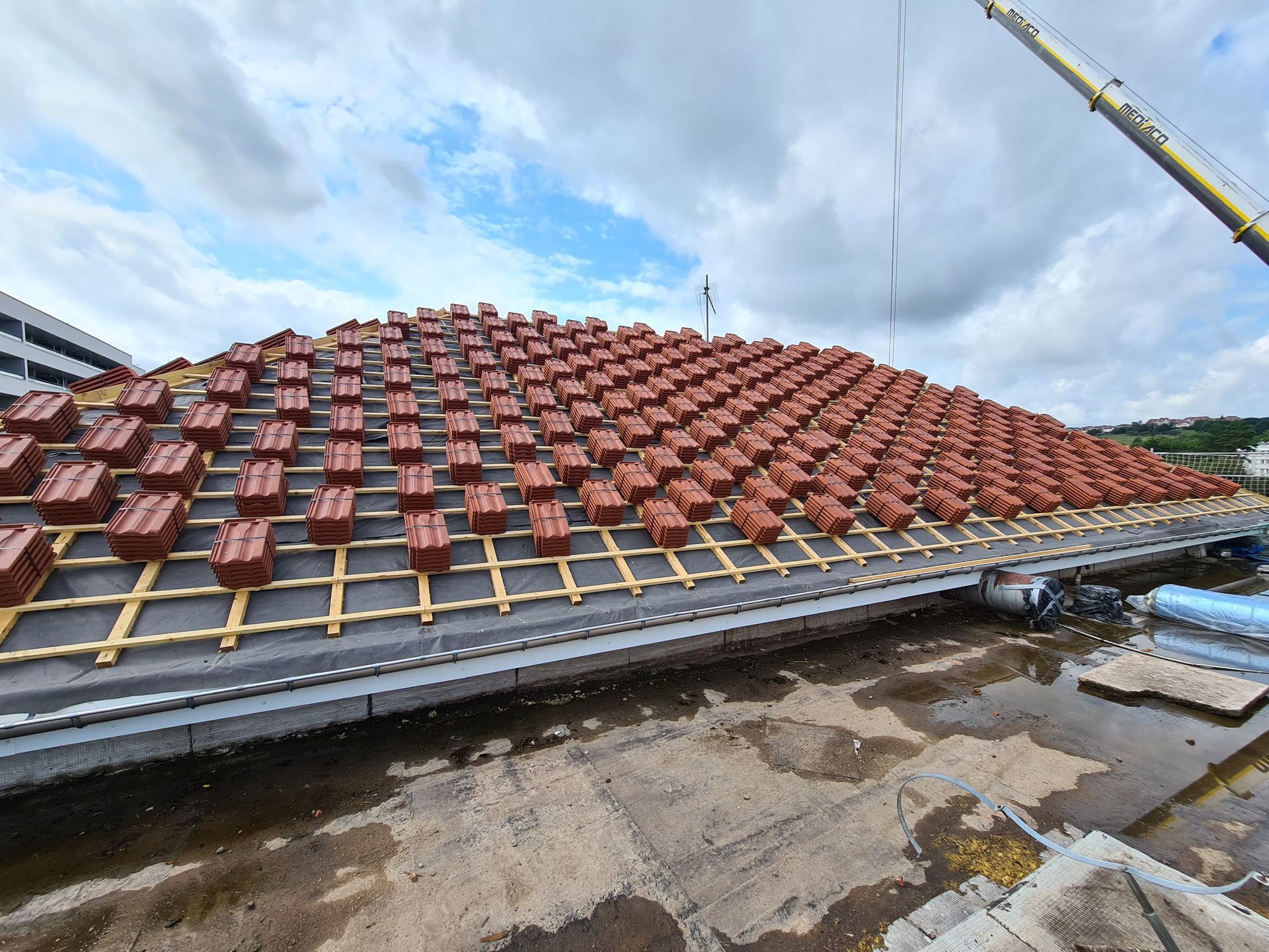 Tas de tuiles multiples posés sur une couverture litonnée