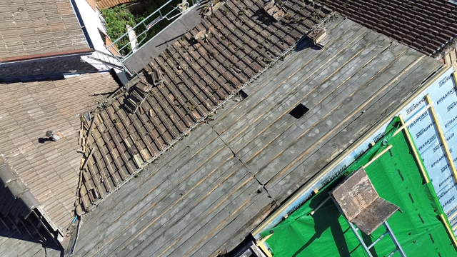 Vue aérienne d'un chantier de rénovation de couverture de maison