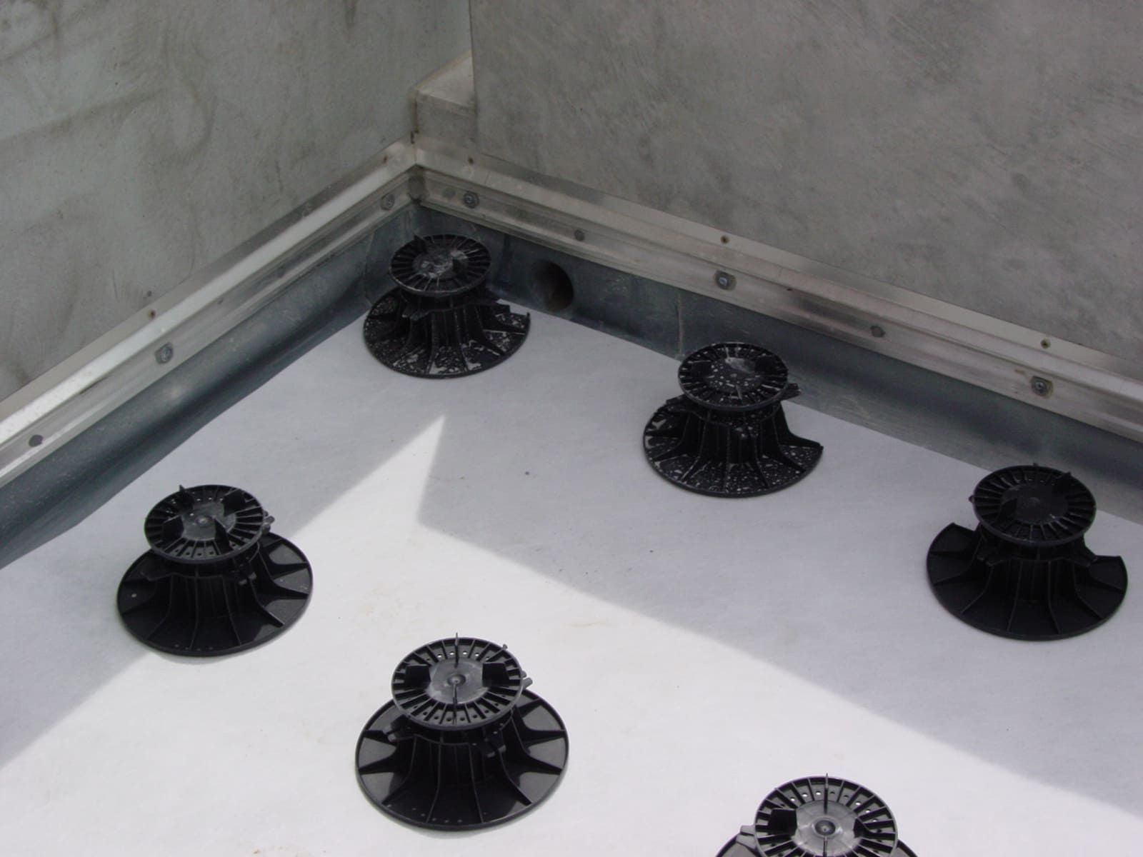 Gros plan sur des plots de soutènement pour carrelage de terrasse