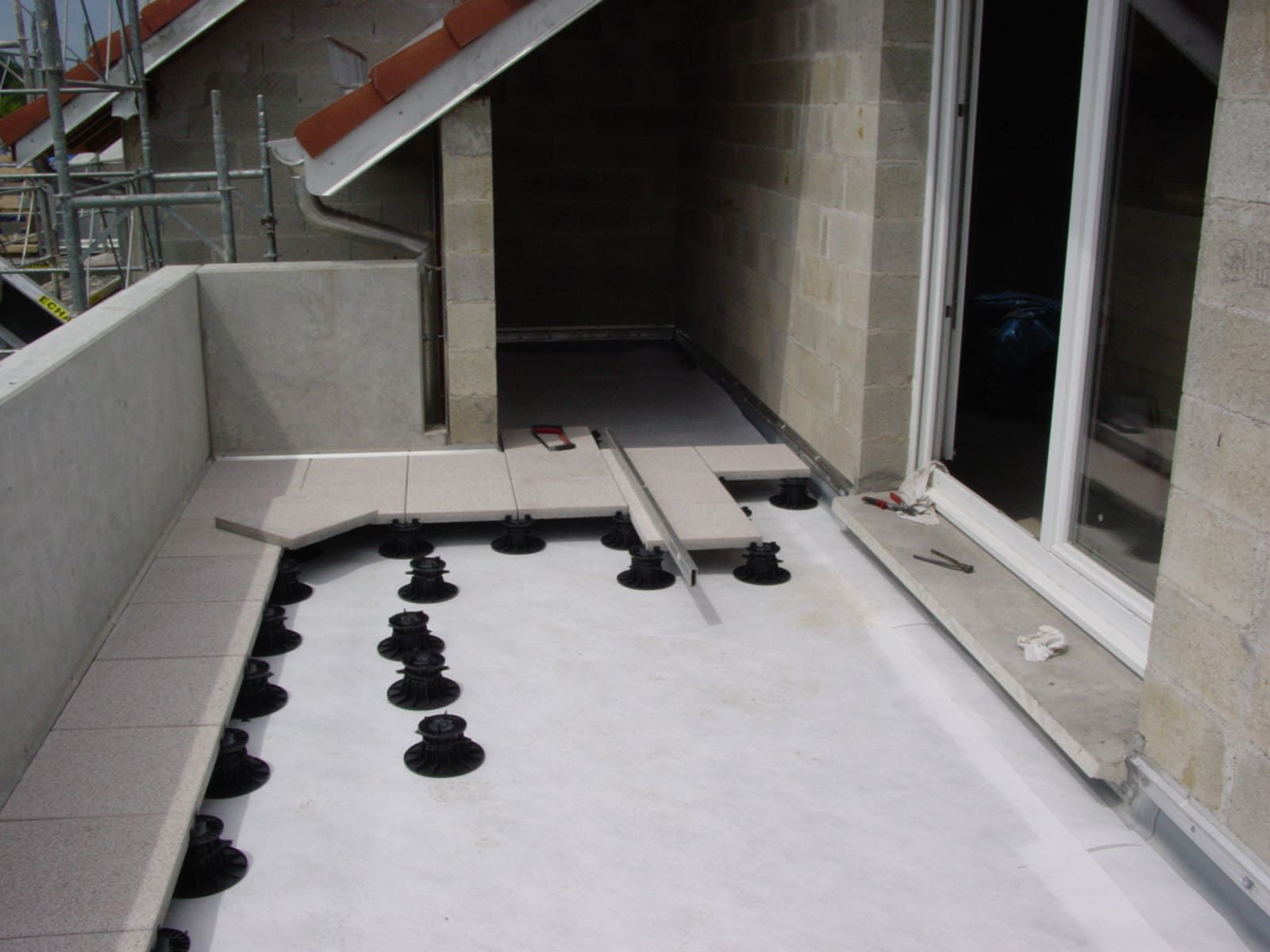 Plots de soutènement pour carrelage de terrasse