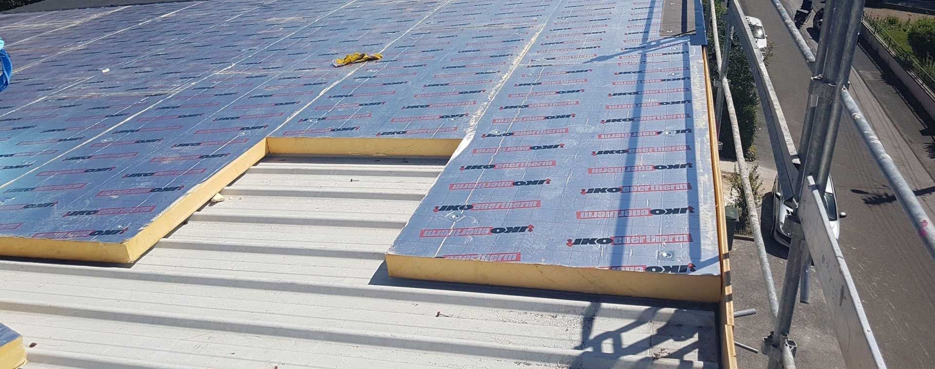 Isolation en sarking sur toiture métallique