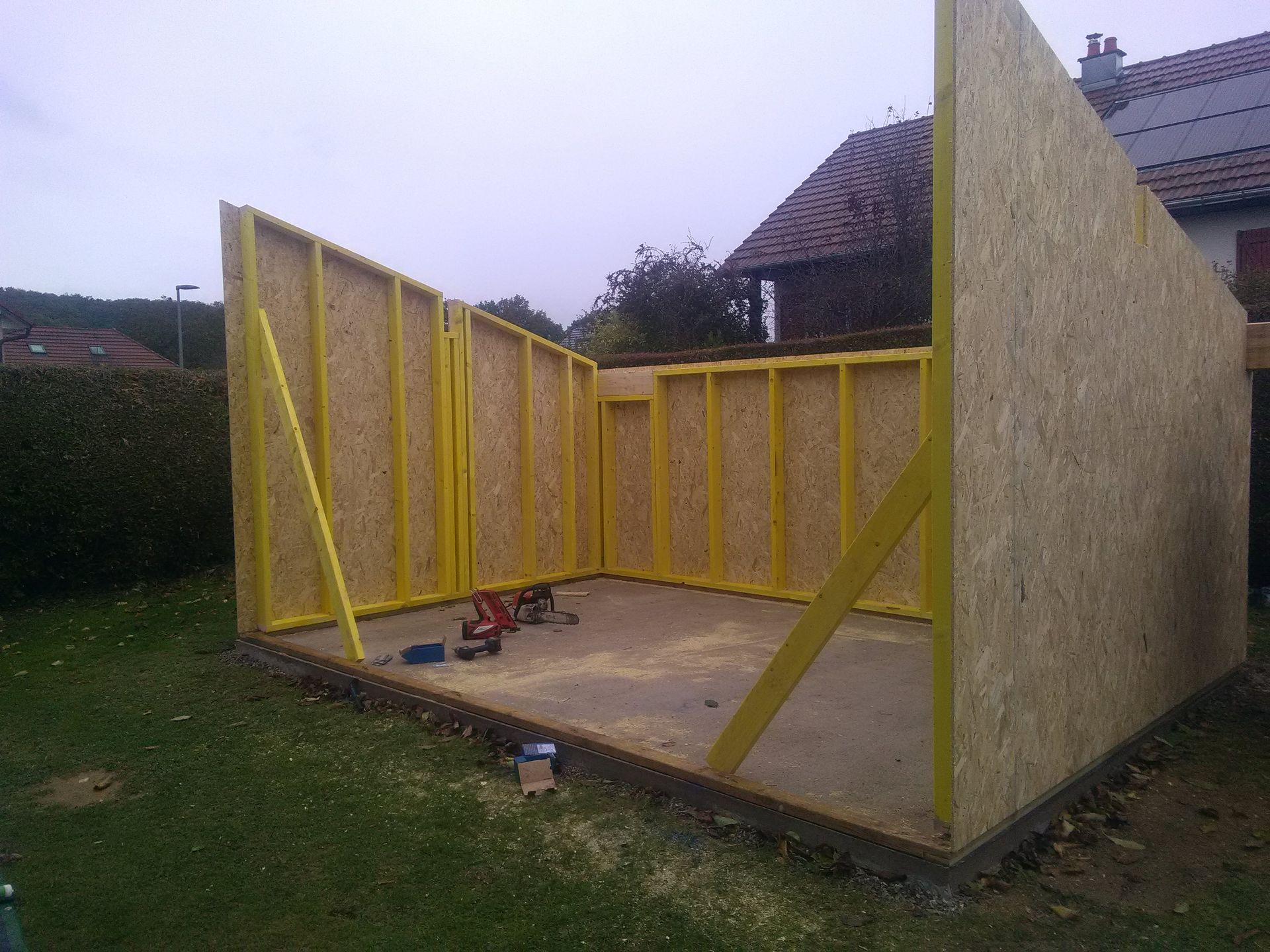 Mise en place d'une dépendance avec murs prémontés en OSB