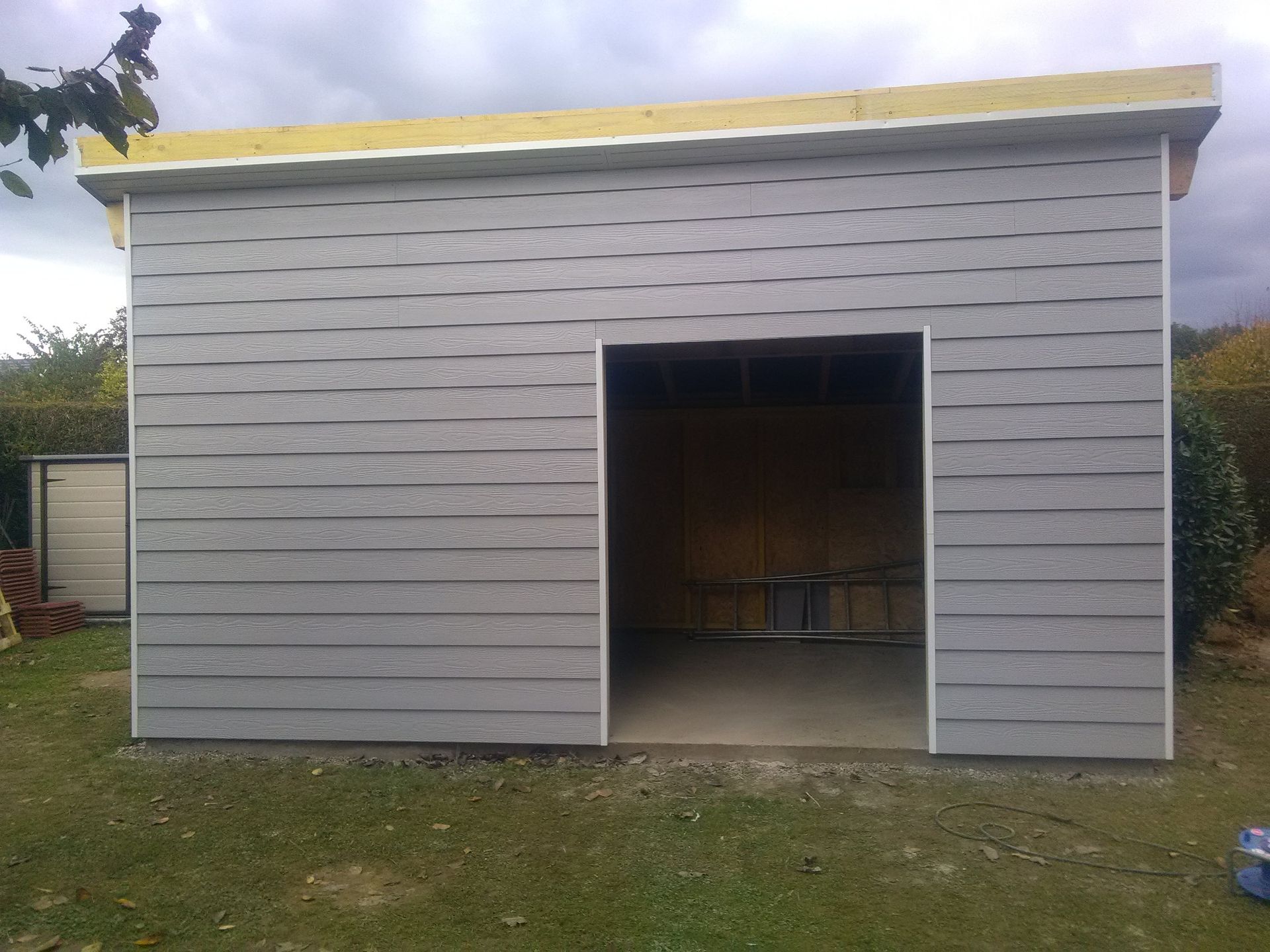 Dépendance recouverte d'un bardage composite