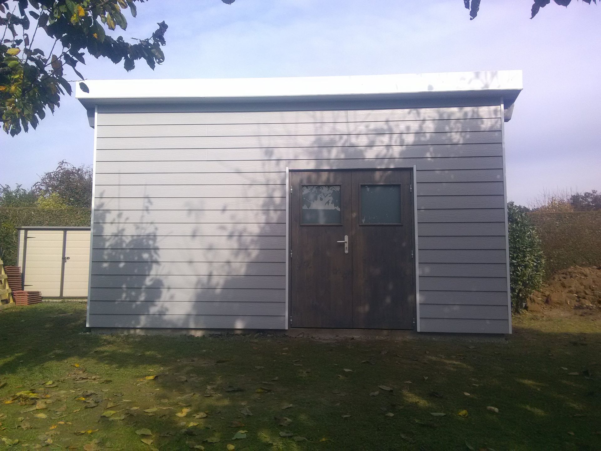 Dépendance avec bardage composite gris clair