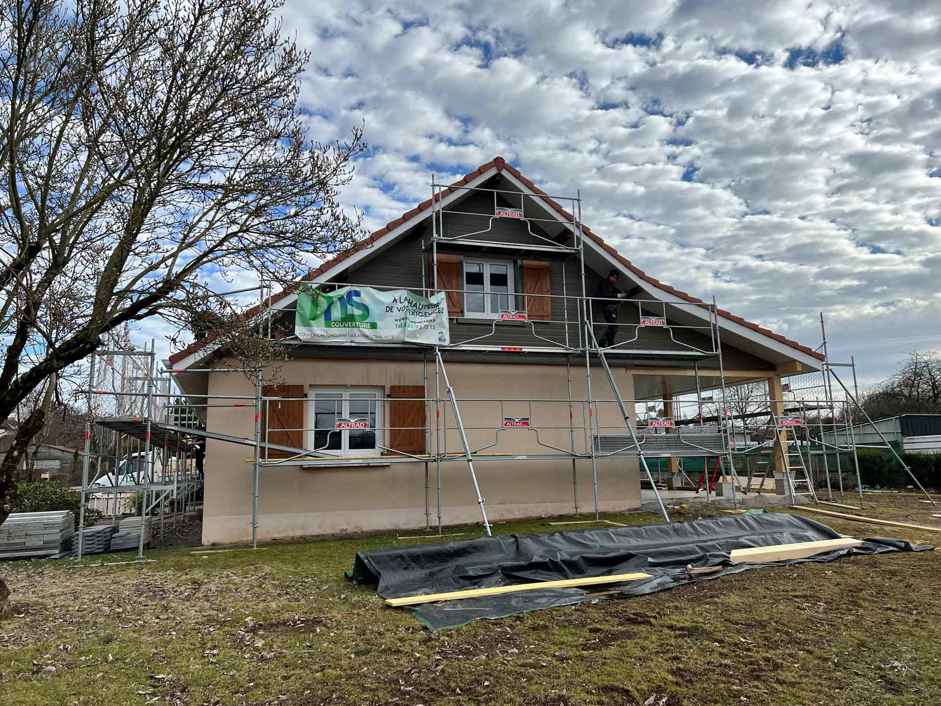 Chantier et échafaudages pour une rénovation de toiture par MS Couverture