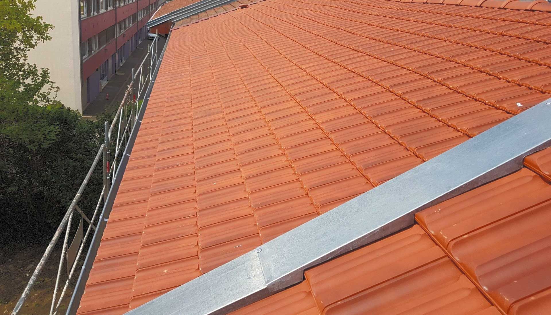 Toiture en tuiles plates couleur brique
