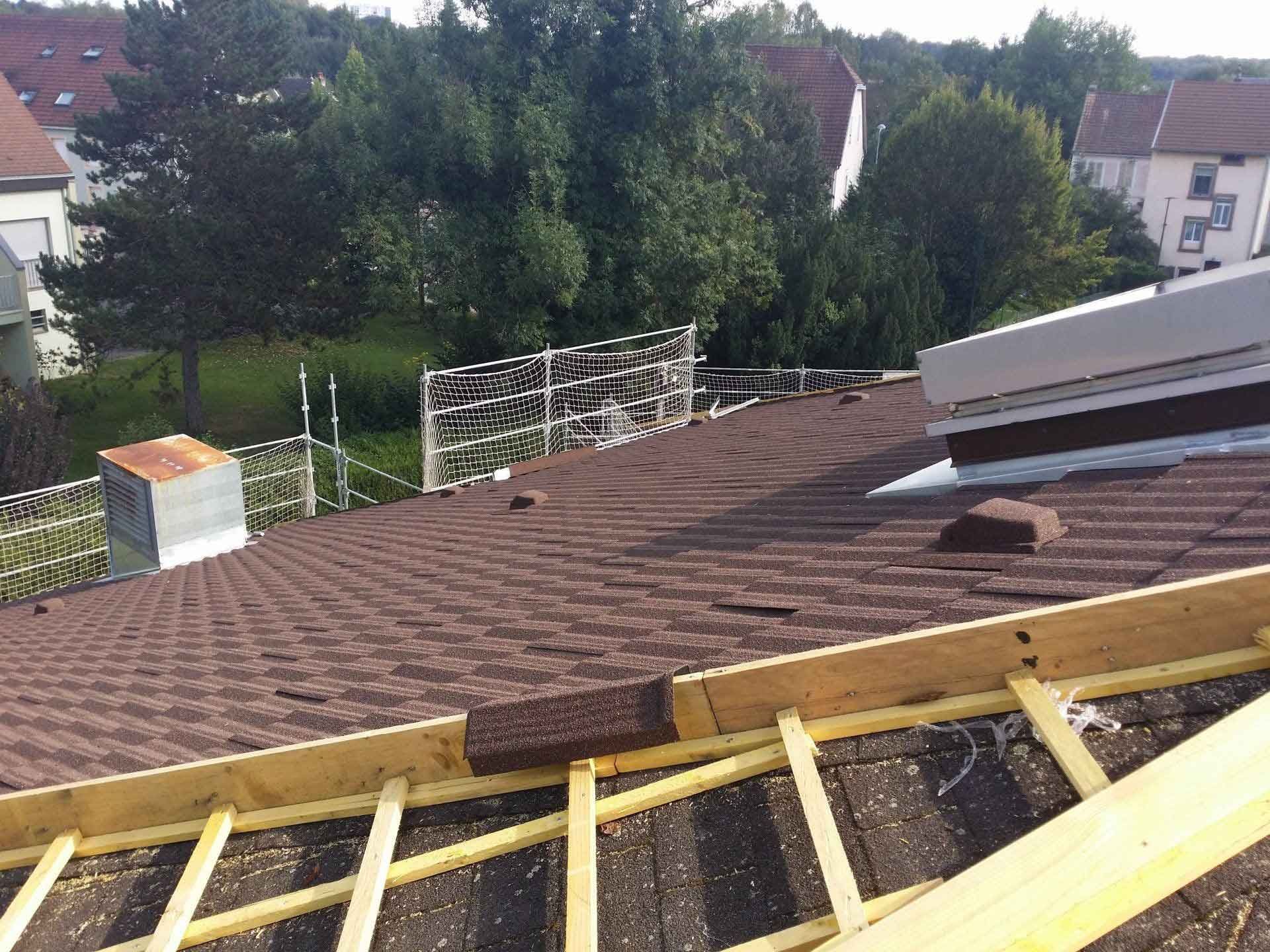 Pose de tuiles métalliques