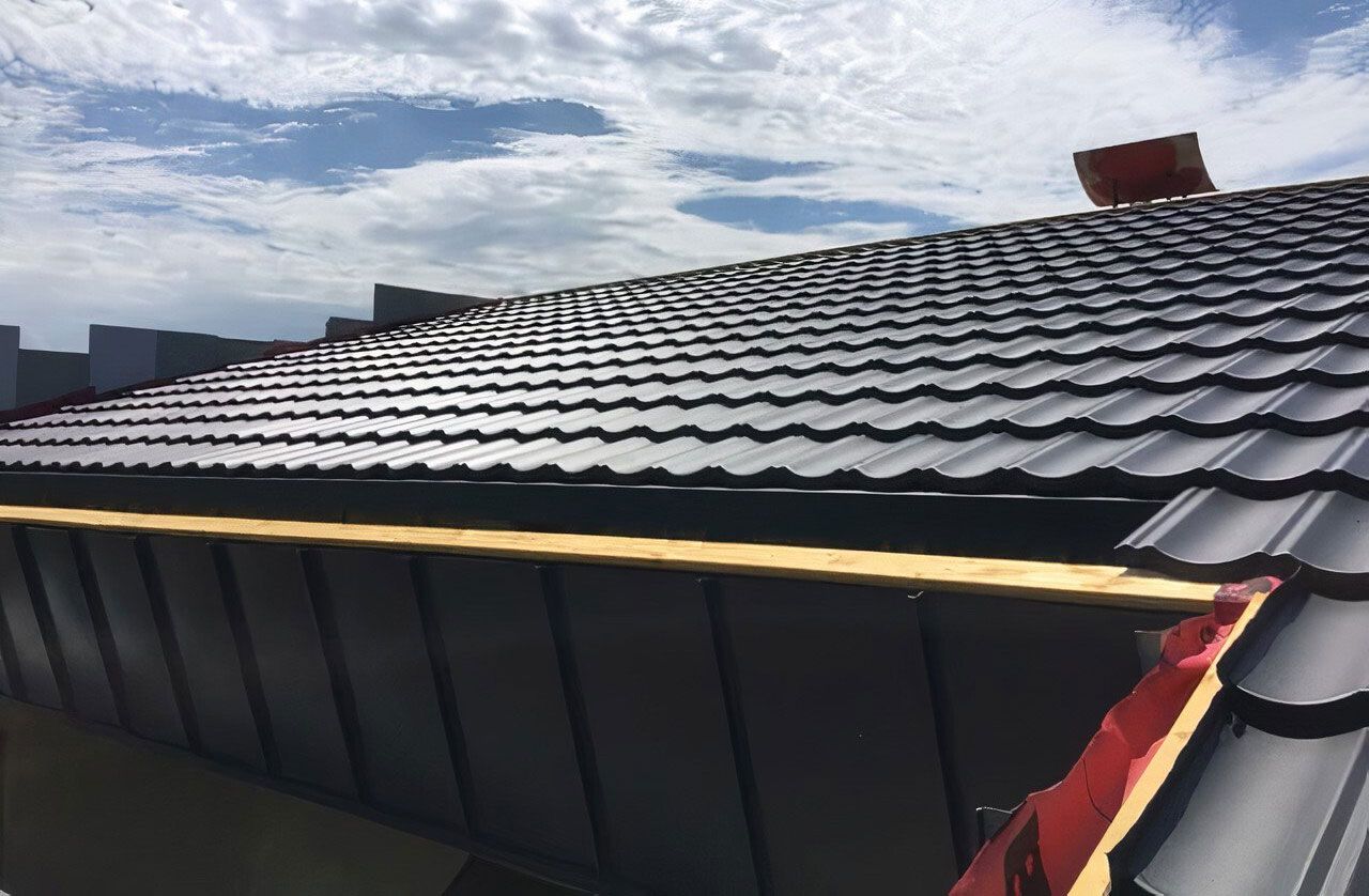 Toiture en tuiles composite couleur foncé