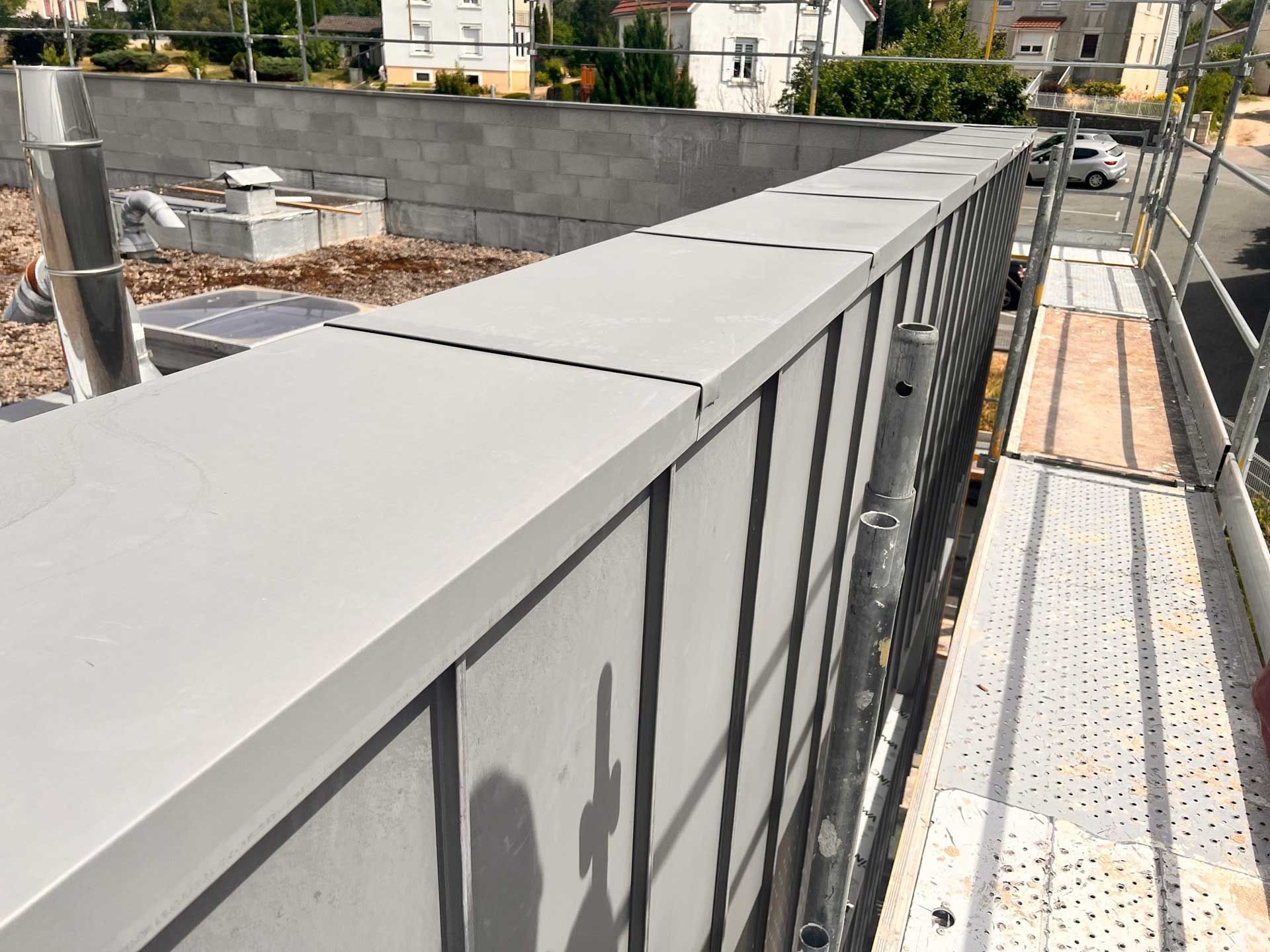 Finitions sur l'étanchéité de toit bardage métallique pour un bâtiment d'une collectivité