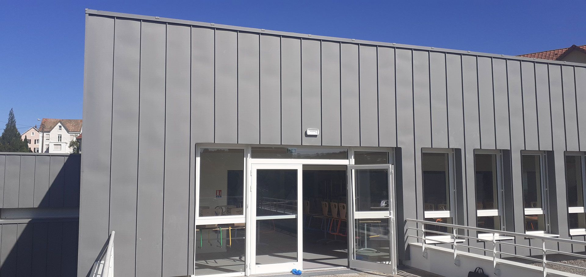 Bardage métallique pour la façade d'un bâtiment d'une collectivité