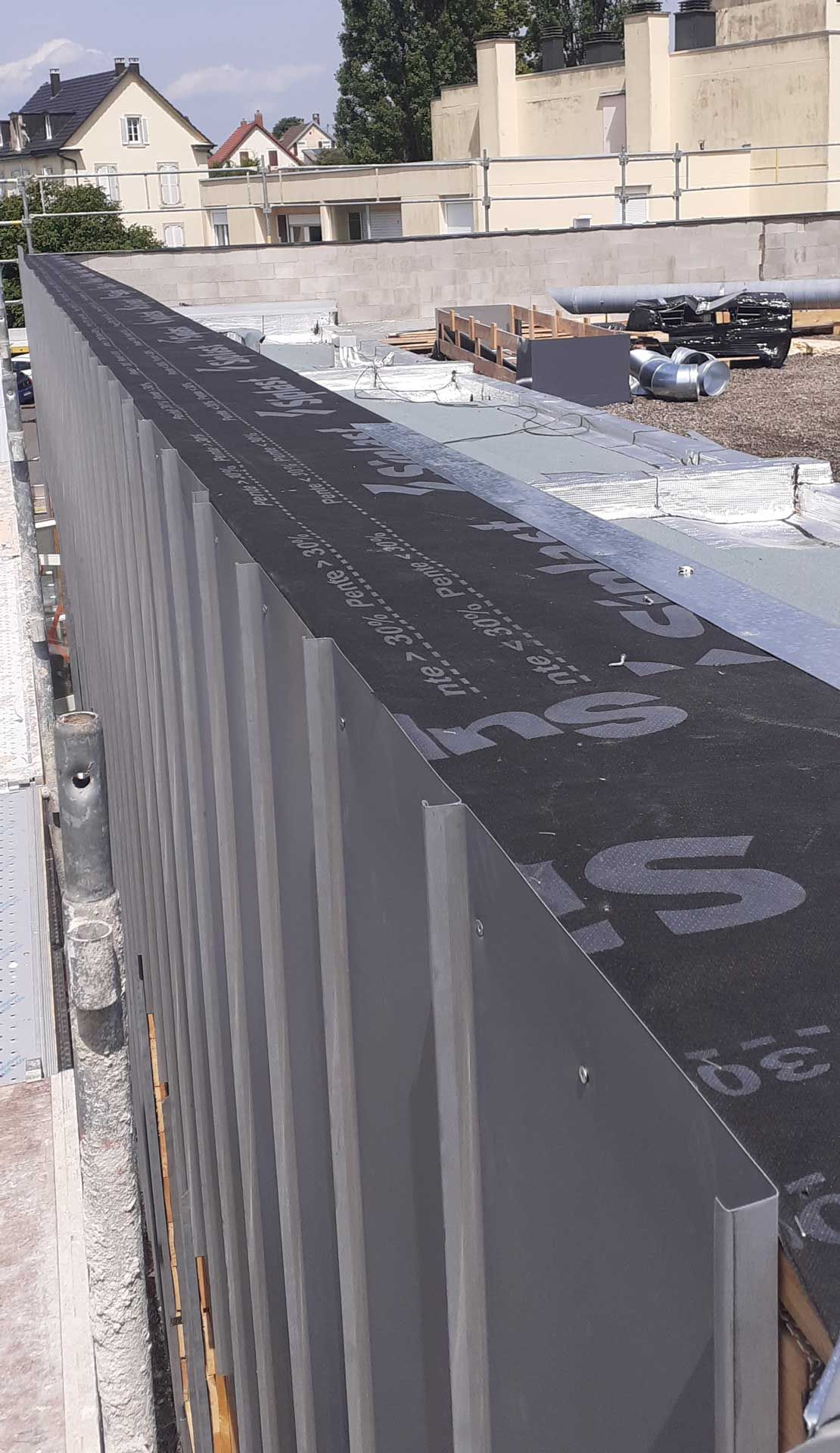 Étanchéité de toit bardage métallique pour un bâtiment d'une collectivité