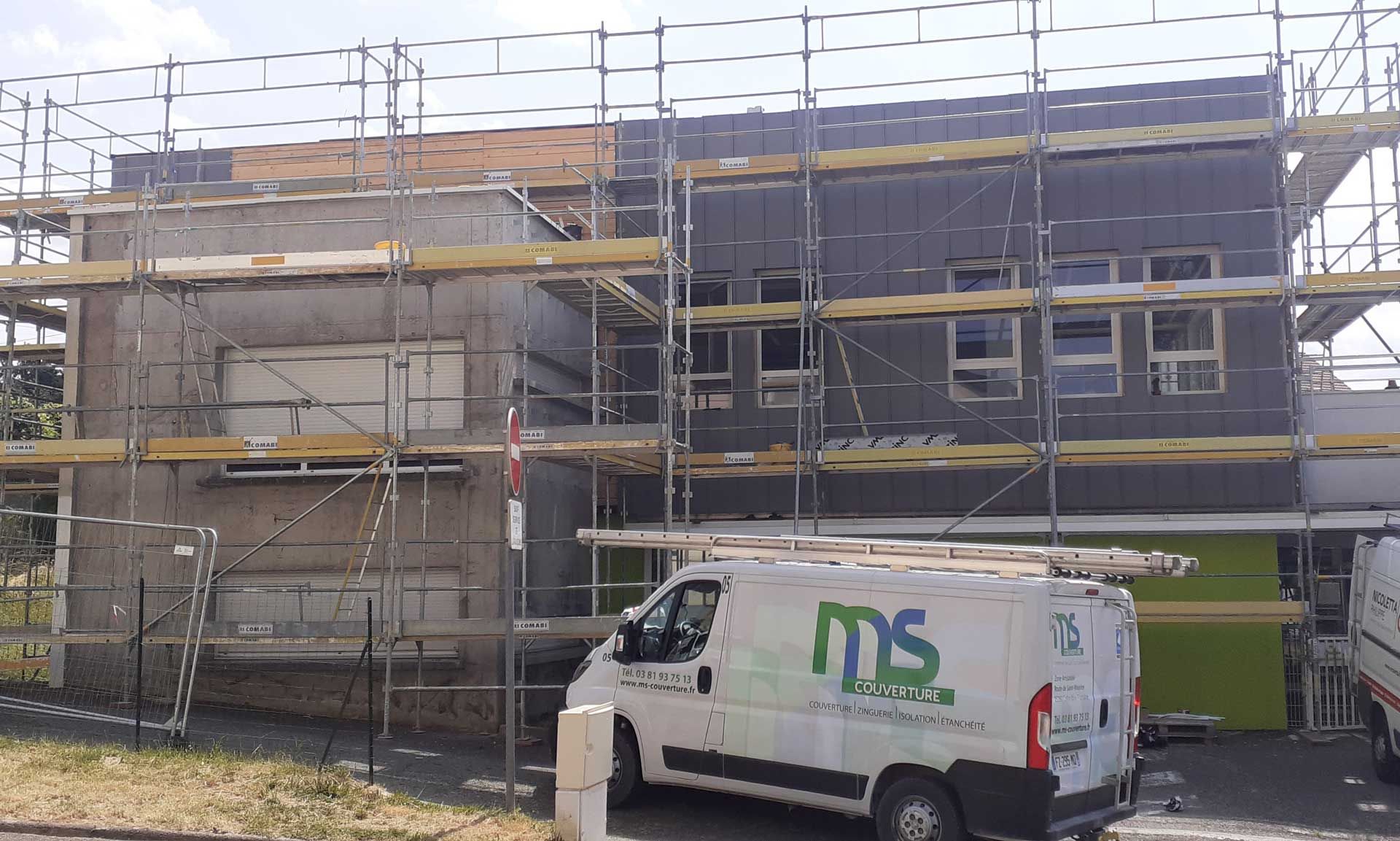 Chantier de rénovation et bardage métallique pour un bâtiment d'une collectivité