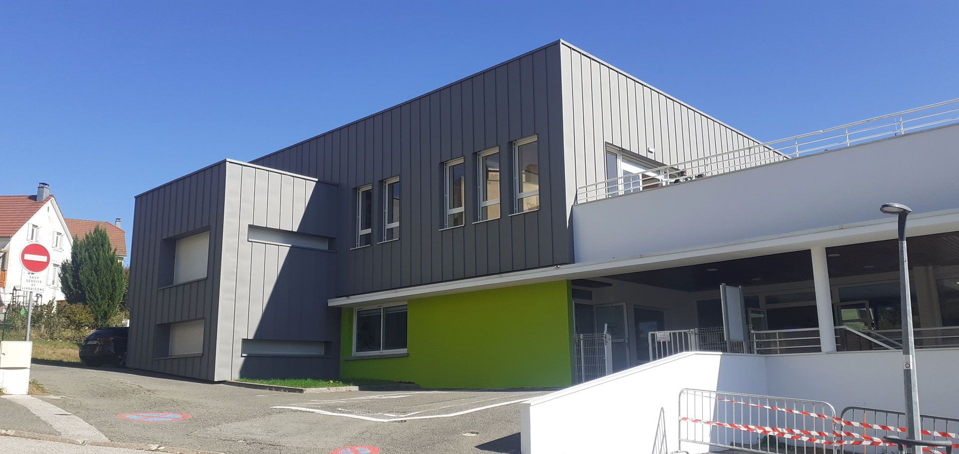 Bâtiment d'une collectivité rénové et nouveau bardage métallique