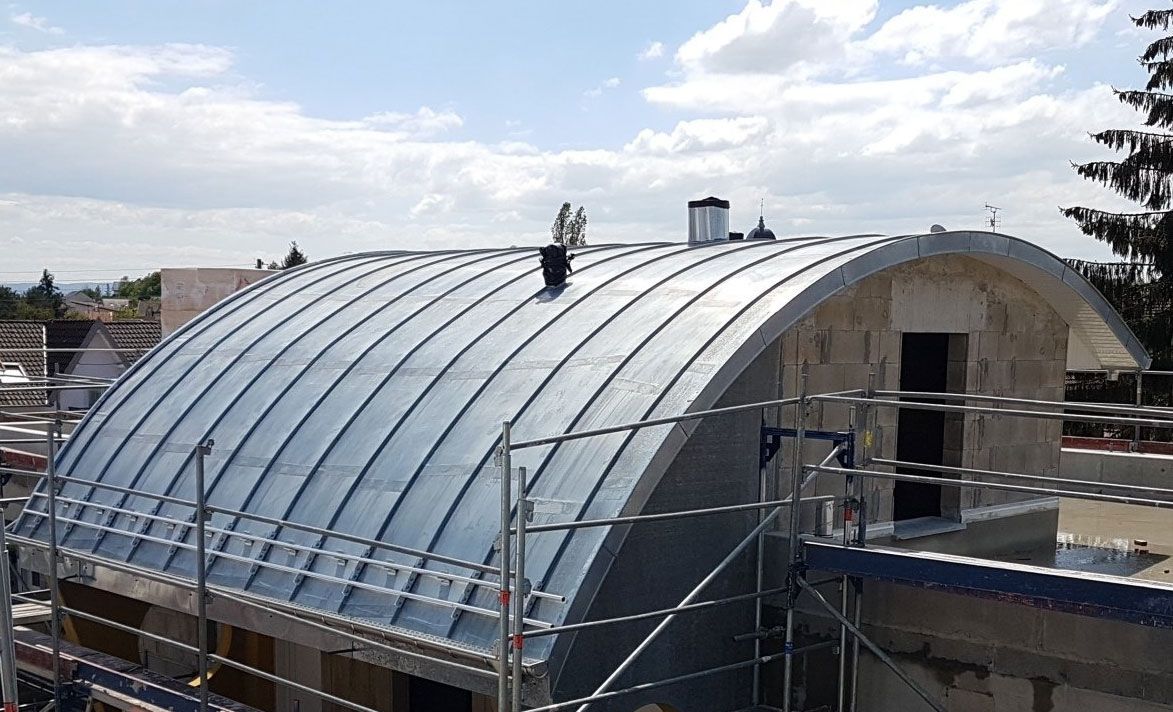 Toiture en demi-lune métallique